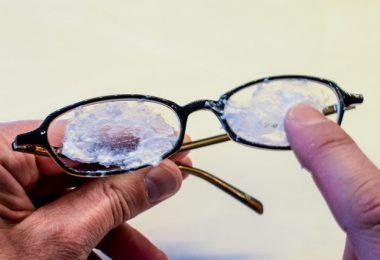 Cómo eliminar los rayones de las gafas