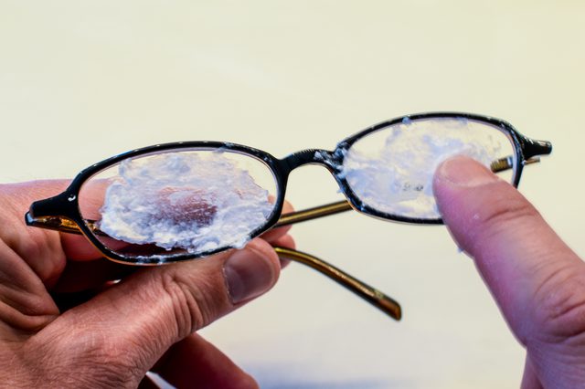 Cómo eliminar los rayones de las gafas