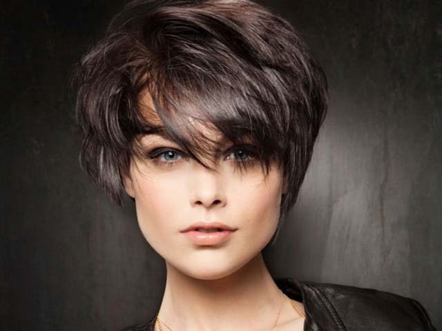 mujer que usa remedios naturales para tener un cabello más abundante