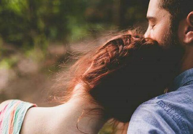 hombre abrazando a su mujer