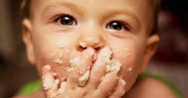 beneficios de dejar comer con las manos al bebé