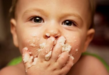 beneficios de dejar comer con las manos al bebé