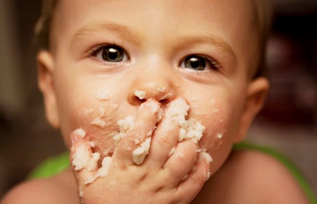 beneficios de dejar comer con las manos al bebé