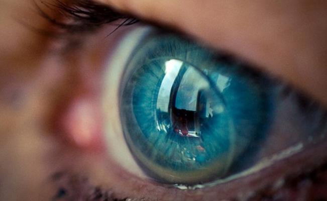 ojo con lentes de contacto