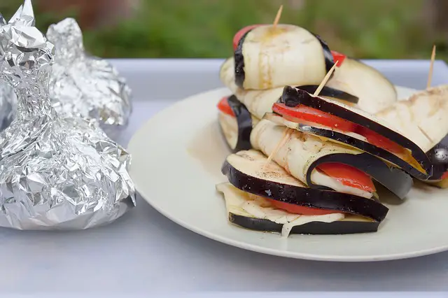 los peligros de cocinar con papel aluminio