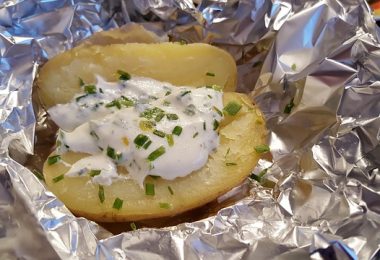 cocinando papas con papel aluminio