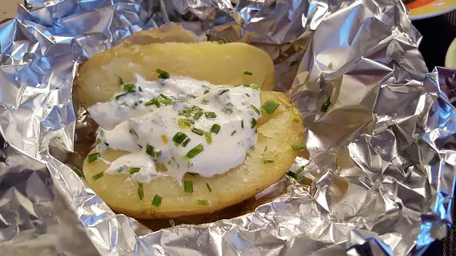 cocinando papas con papel aluminio