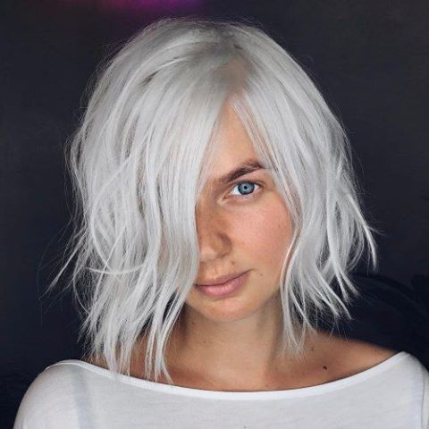 Mujer que tiene el corte corte bob wispy