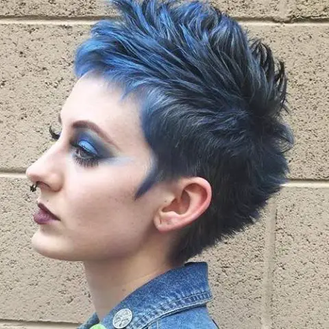 una chica con el corte mohawk con flequillo