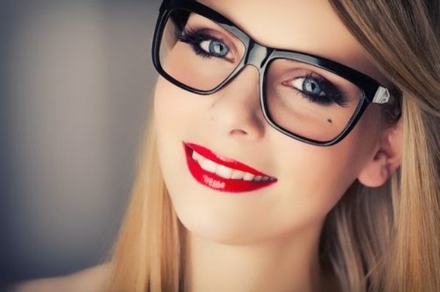 mujer con gafas que parece atractiva para los hombres