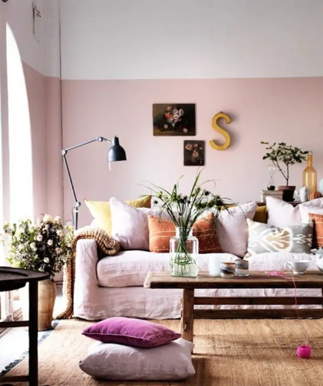 Los tonos suaves en las paredes ayudan a resaltar los muebles