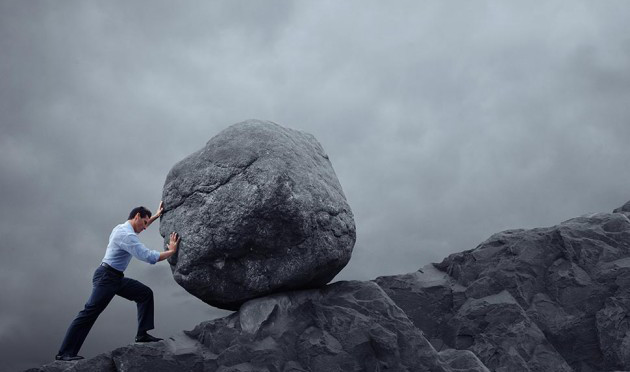 Persona mentalmente fuerte que arrastra una piedra gigante