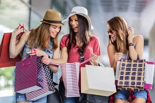 Mujeres mostrando las compras que han realizado