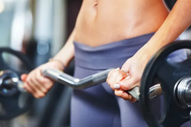 mujer en el gimnasio presumiendo su foto en facebook