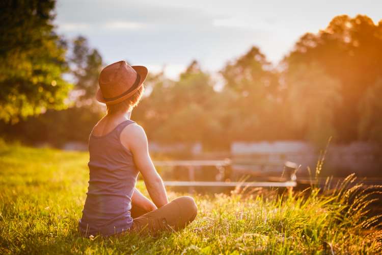 Una mujer joven contemplando el atardecer