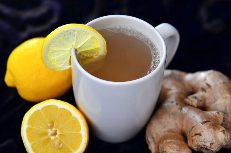 agua caliente con limón y jengibre