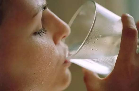 tomando agua caliente