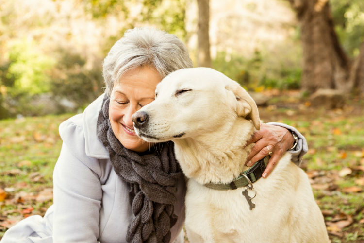 mujer abraza a su perro