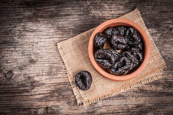 ciruelas pasas para conseguir unos huesos más fuertes