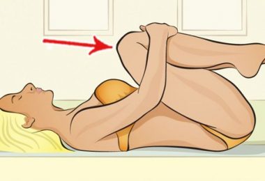 mujer realiza estiramientos
