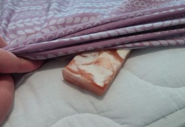 poniendo una barra de jabón debajo de la almohada
