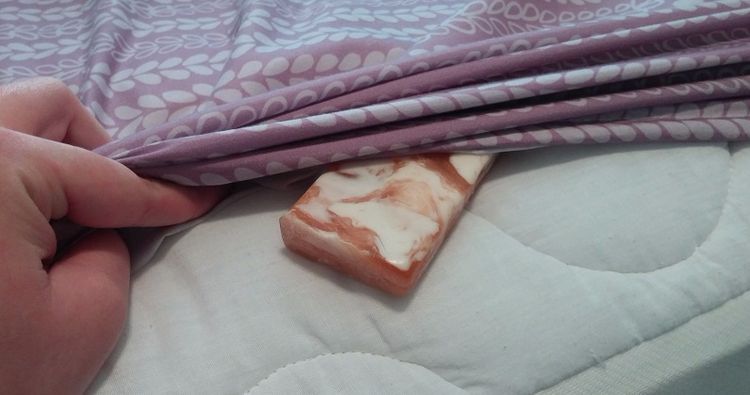 poniendo una barra de jabón debajo de la almohada