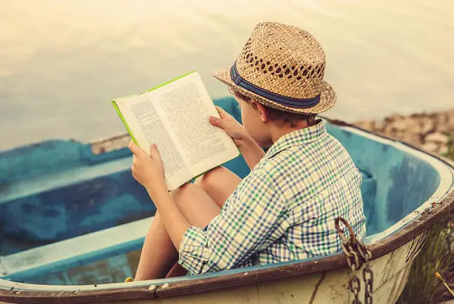 un niño solitario leyendo