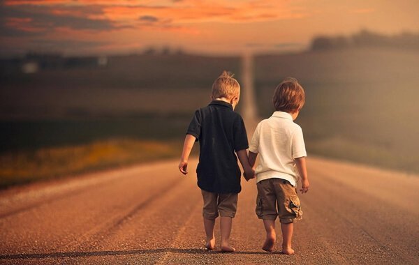 niños caminando tomados de la mano