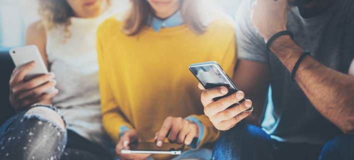 jóvenes adictos al teléfono movil