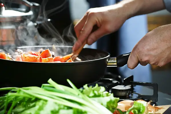 libertad financiera cocinando en casa