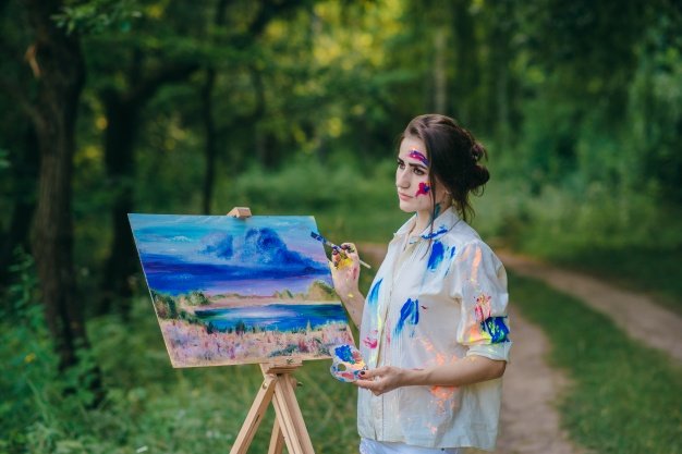 mujer pintando