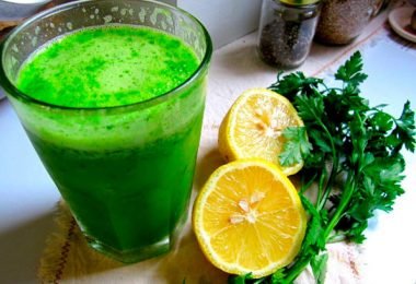 un vaso de juego para reducir la cintura y perder grasa, jugo de erejil y limón