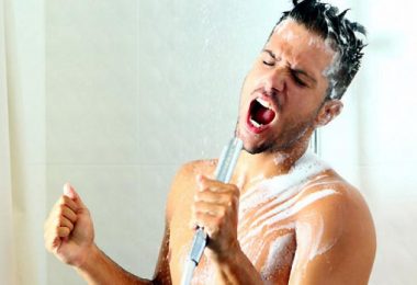 hombre cantando en la ducha