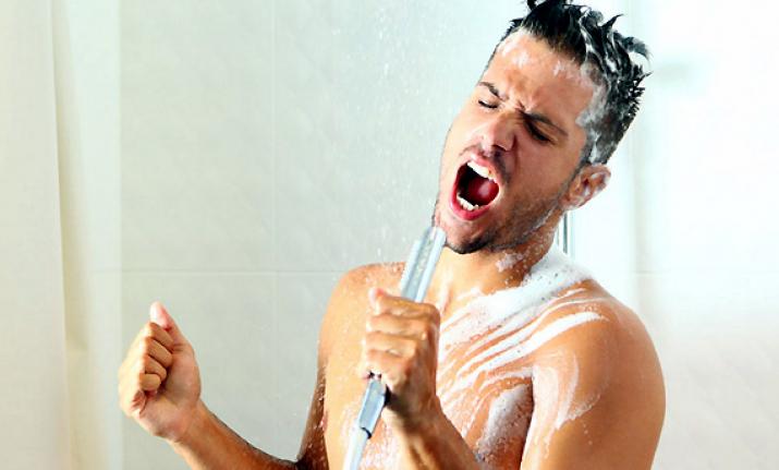 hombre cantando en la ducha