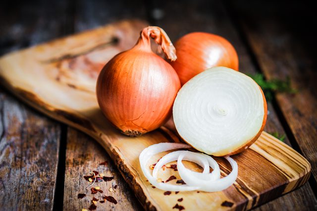 cebollas sobre un plato