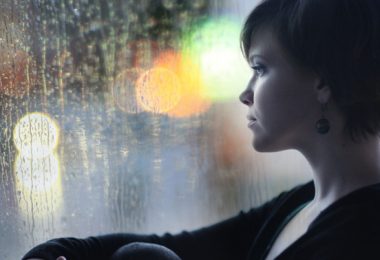 una mujer joven que se hacer ilusiones