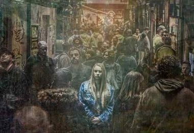 persona que se siente sola en medio de la multitud