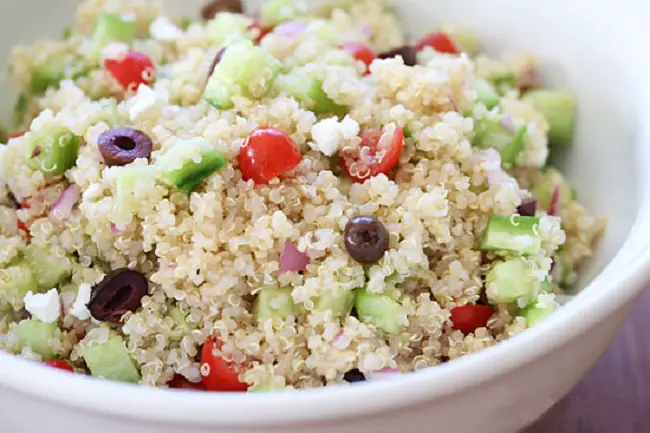 ensalada mediterránea con quinoa y aceitunas