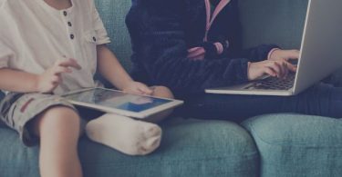 niños viendo películas en ru tableta