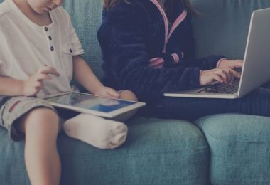 niños viendo películas en ru tableta