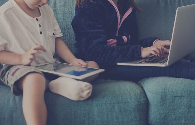 niños viendo películas en ru tableta
