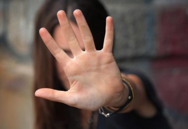 una mujer poniendo límites