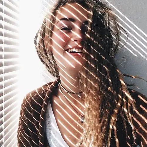 mujer joven que luce con sonrisa natural y más fotogénica