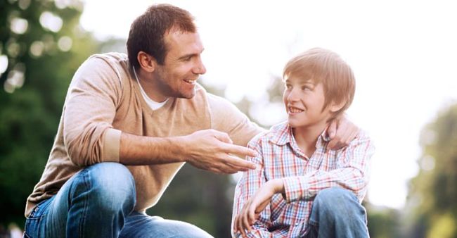 una persona encantadora con su hijo y familia