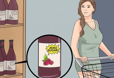 mujer realizando compras en el supermercado