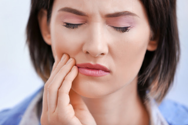 Mujer que padece bruxismo y dolores en la mandíbula por la presión contante de los dientes