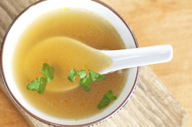 Caldo de huesos en un plato para hacer la dieta ideal para bajar de peso y mejorar tu salud