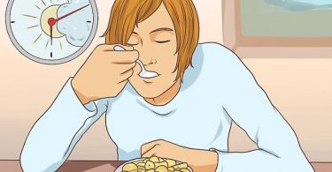 una persona comiendo un desayuno con celereales azucarados