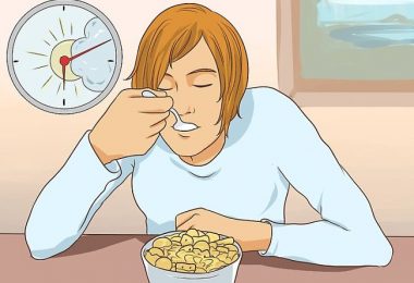 una persona comiendo un desayuno con celereales azucarados