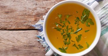 caldo de huesos en un plato